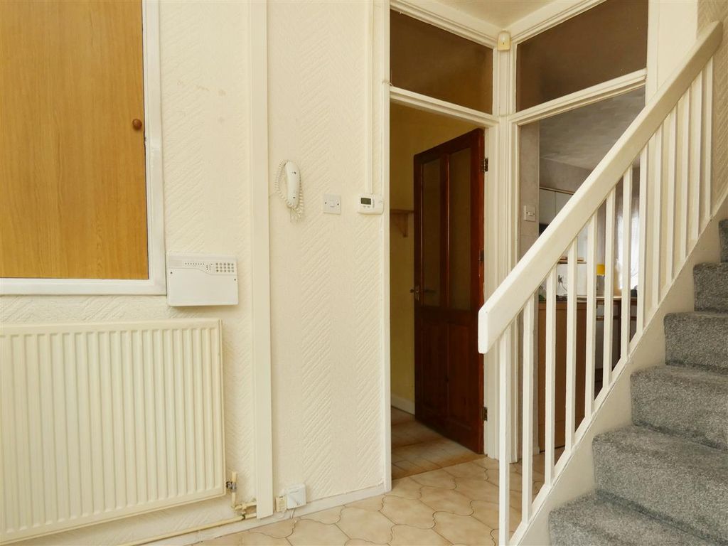 Property photo 3 of 20 Entrance Hall