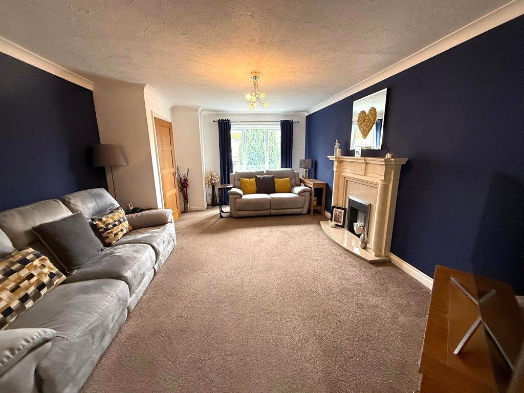 Property photo 2 of 18 Lounge