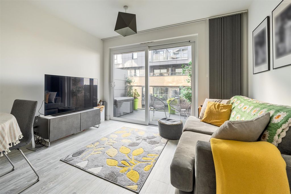 Property photo 3 of 19 Hoffmans Road, E17