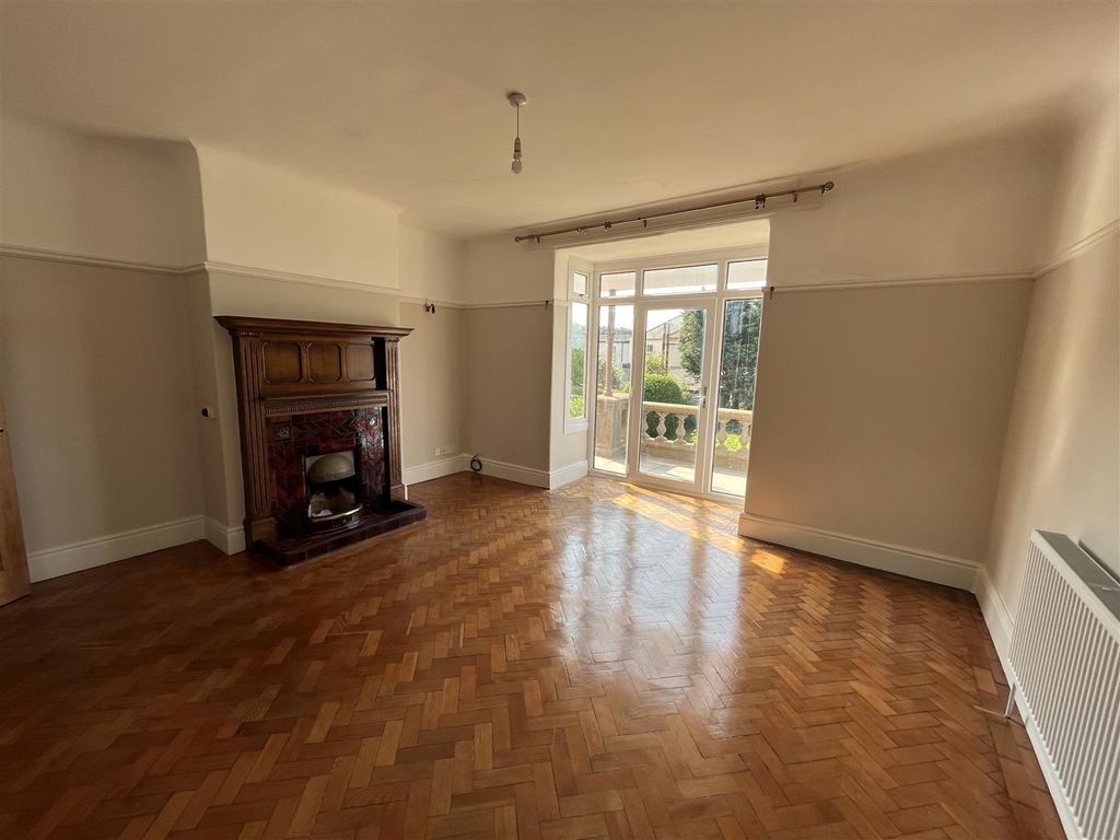 Property photo 3 of 18 Sitting Room