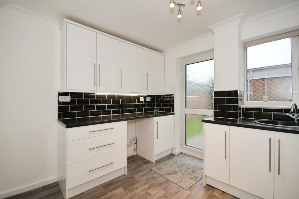 Property photo 3 of 19 Kitchen 03.Jpg