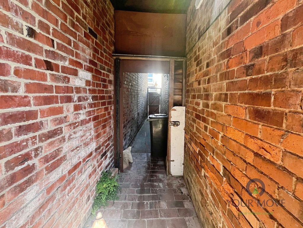 Property photo 2 of 16 Side Passage