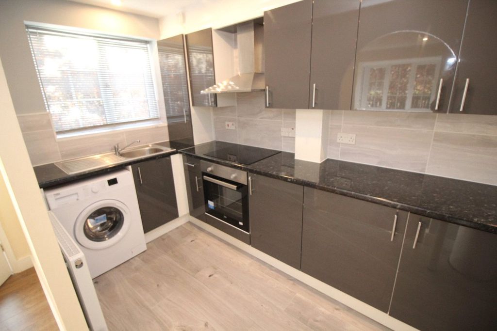 Property photo 3 of 11 Kitchen