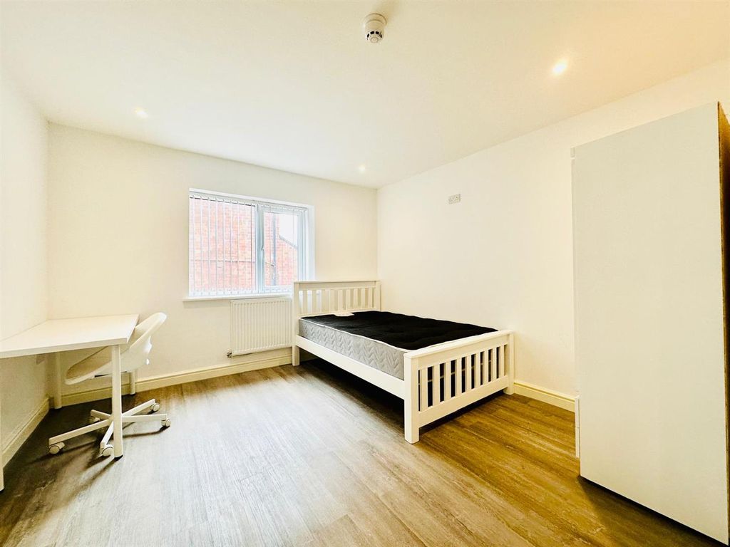 Property photo 1 of 5 Studio