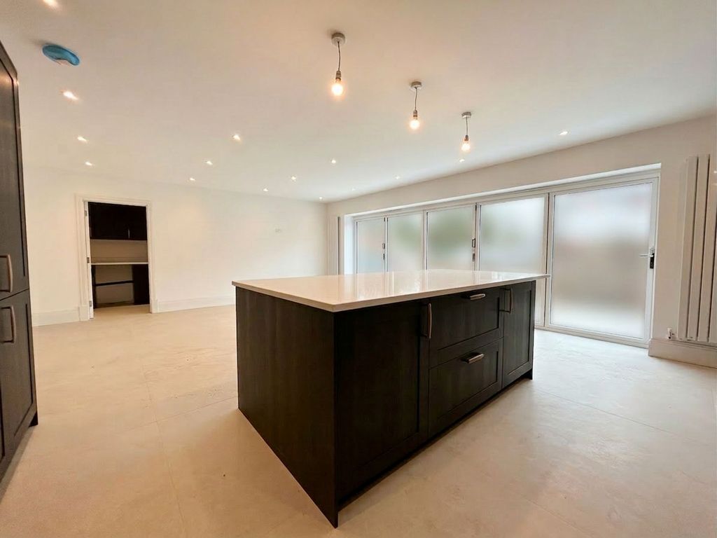 Property photo 2 of 6 Kitchen/Breakfast Room