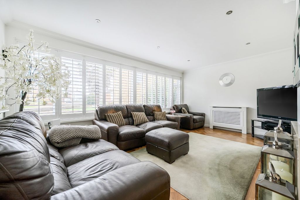 Property photo 3 of 19 Living Room