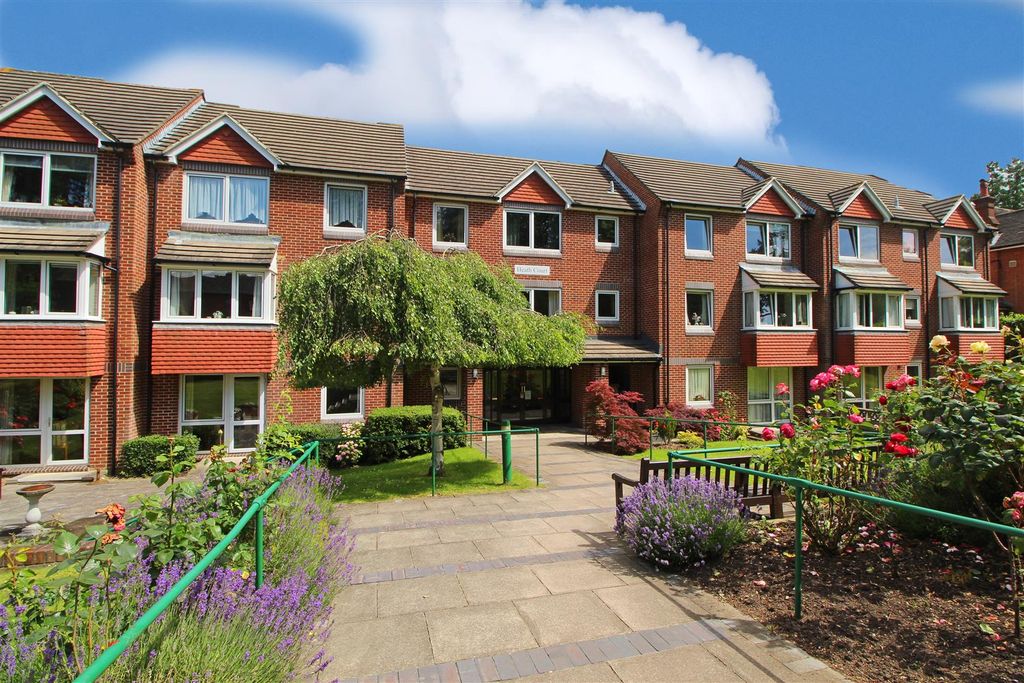Property photo 1 of 8 Heath Court