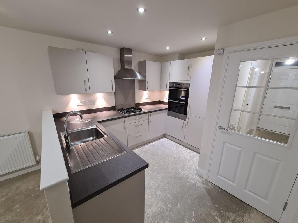 Property photo 2 of 12 Kitchen