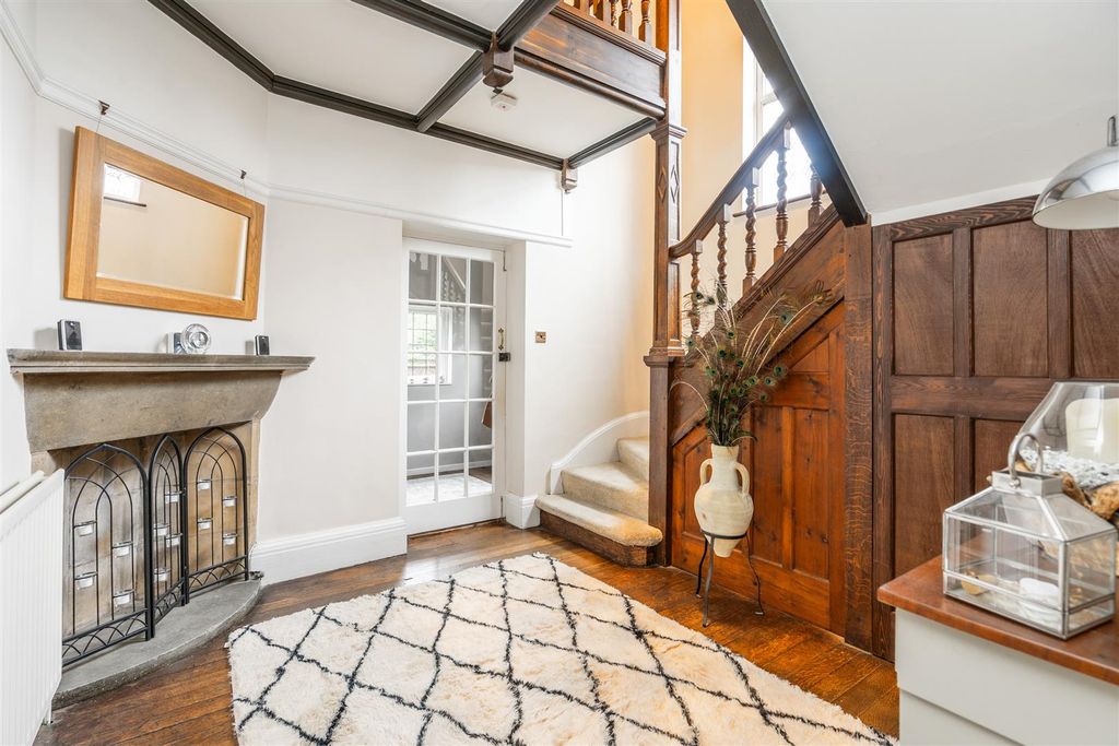 Property photo 2 of 28 34 Hampton Lane_15.Jpg