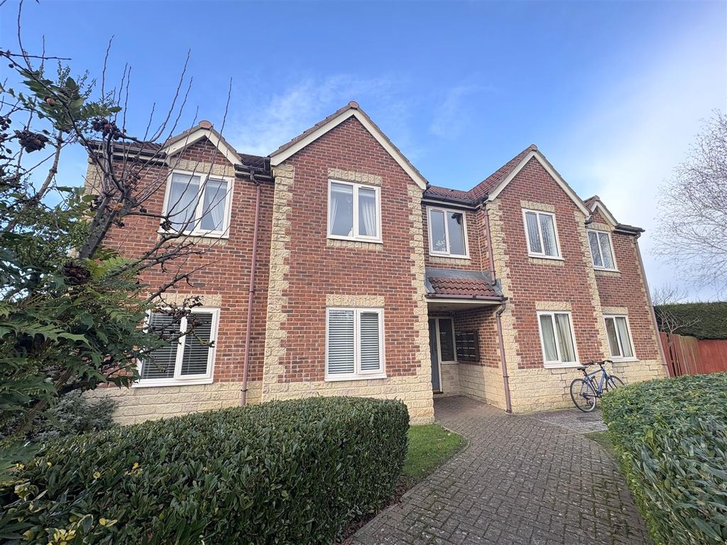 Property photo 1 of 9 Externally