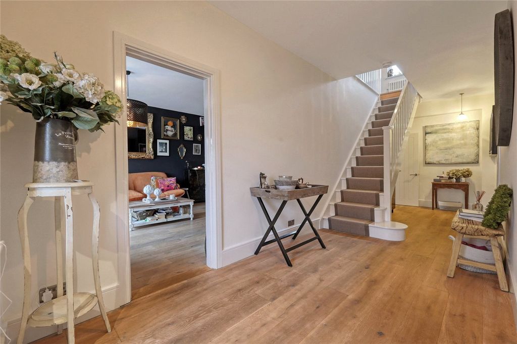 Property photo 3 of 23 Entrance Hall