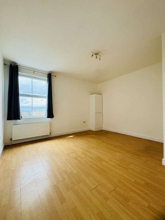 Property photo 1 of 8 2 Bed Flat To Rent Brixton Hill, London Sw2 1He