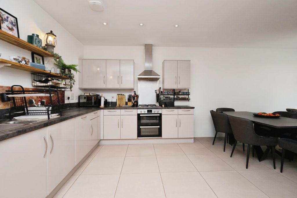 Additional image 22 of 5 bed town house for saleMillennium Way, Heathfield, East Sussex TN21