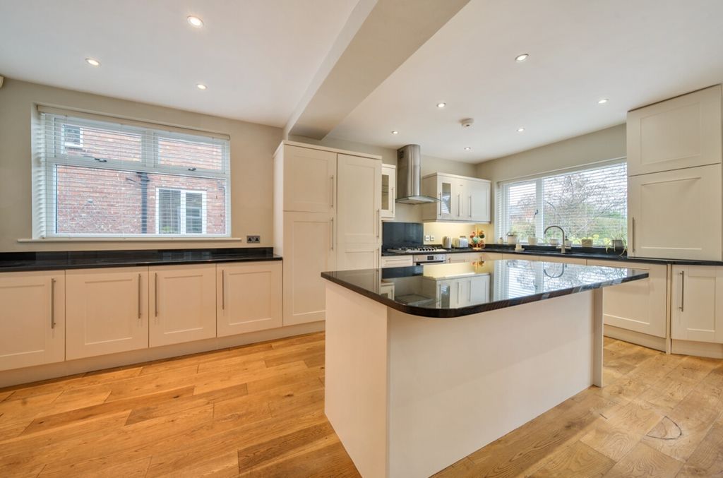 Property photo 2 of 14 Ktchen - Rayleigh Bowdon - Ewemove Sale