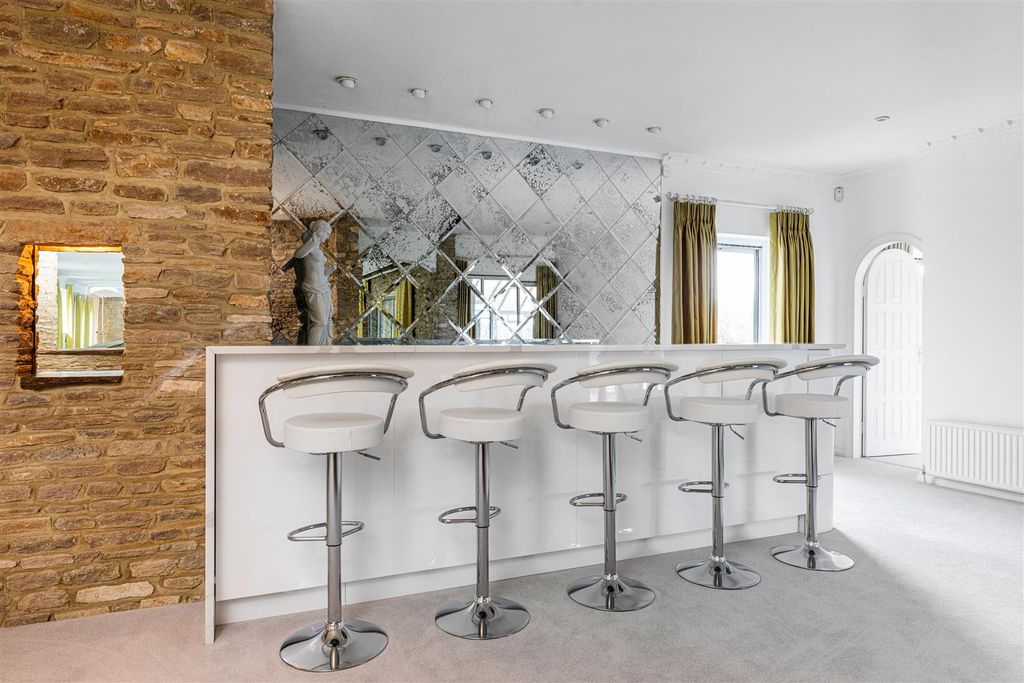 Property photo 3 of 52 Waverley Court Farm, Monks Walk Farnham, Surrey, G