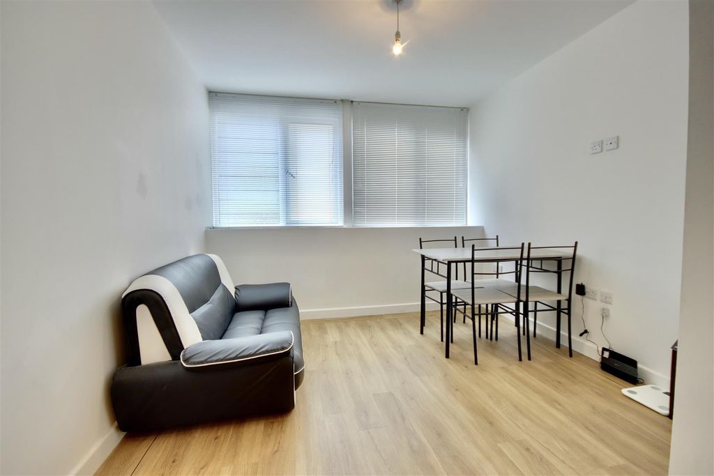 Property photo 1 of 7 2Ed4C4Ae-5F65-4969-857E-220A10Abd4CD_1_201_A.Jpeg