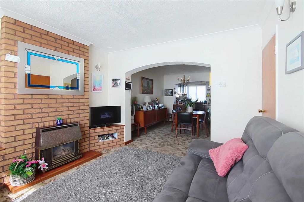 Property photo 2 of 15 Lounge