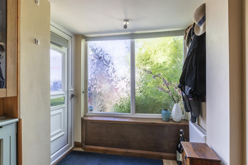 Property photo 3 of 28 Entrance Hall