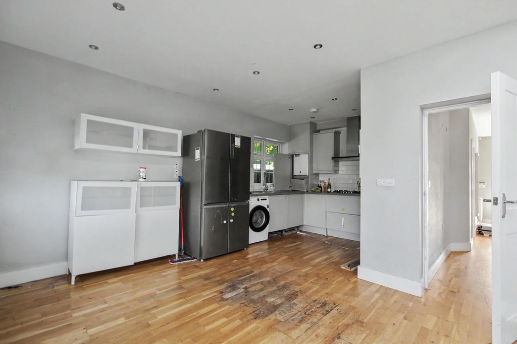 Property photo 3 of 7 Kitchen