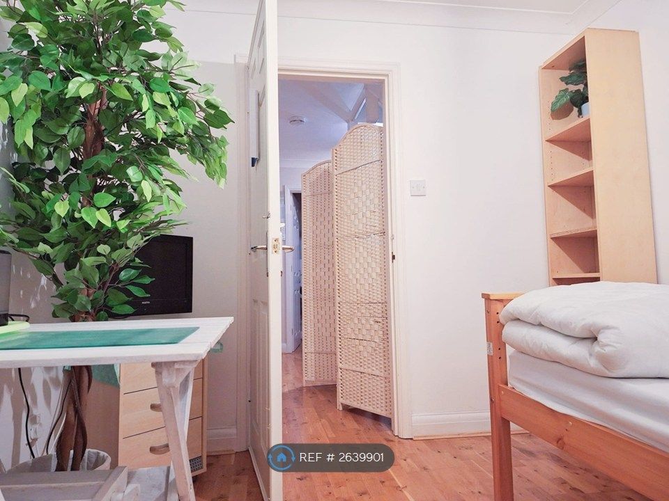 Property photo 1 of 6 Single Room