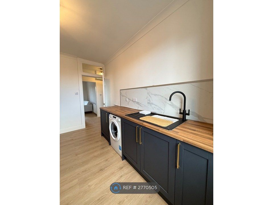 Property photo 3 of 11 Kitchen