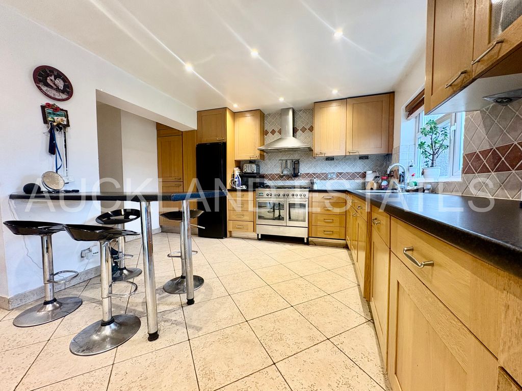 Property photo 3 of 18 Image00013