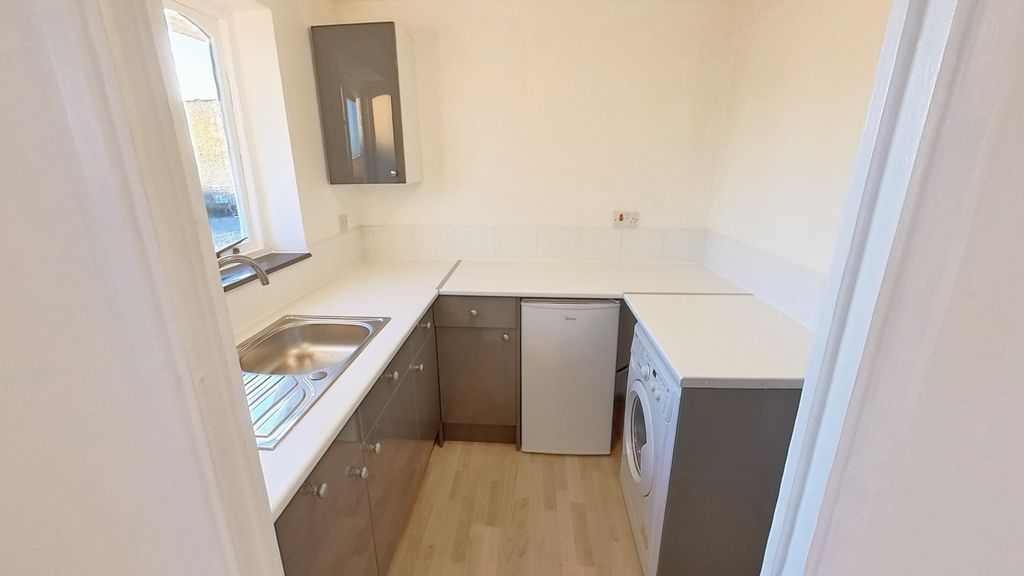 Property photo 2 of 9 Kitchen