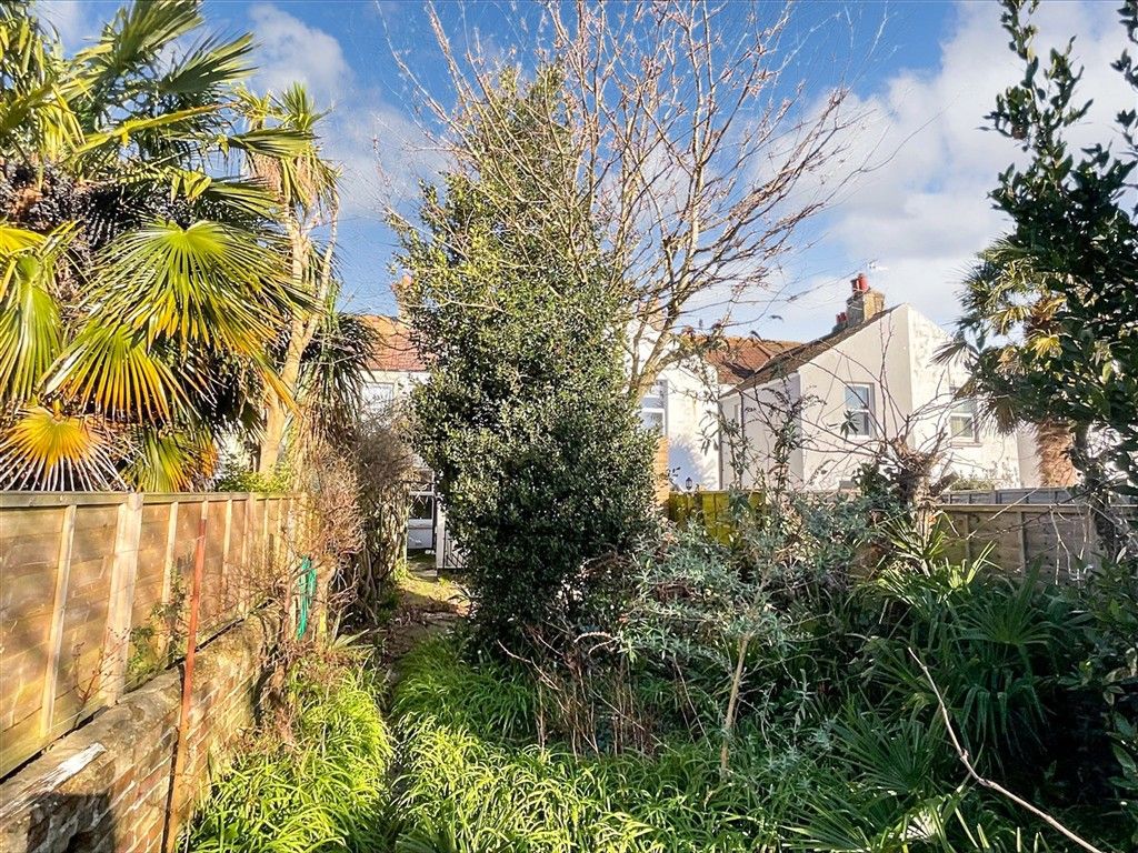 Property photo 3 of 16 Garden 3