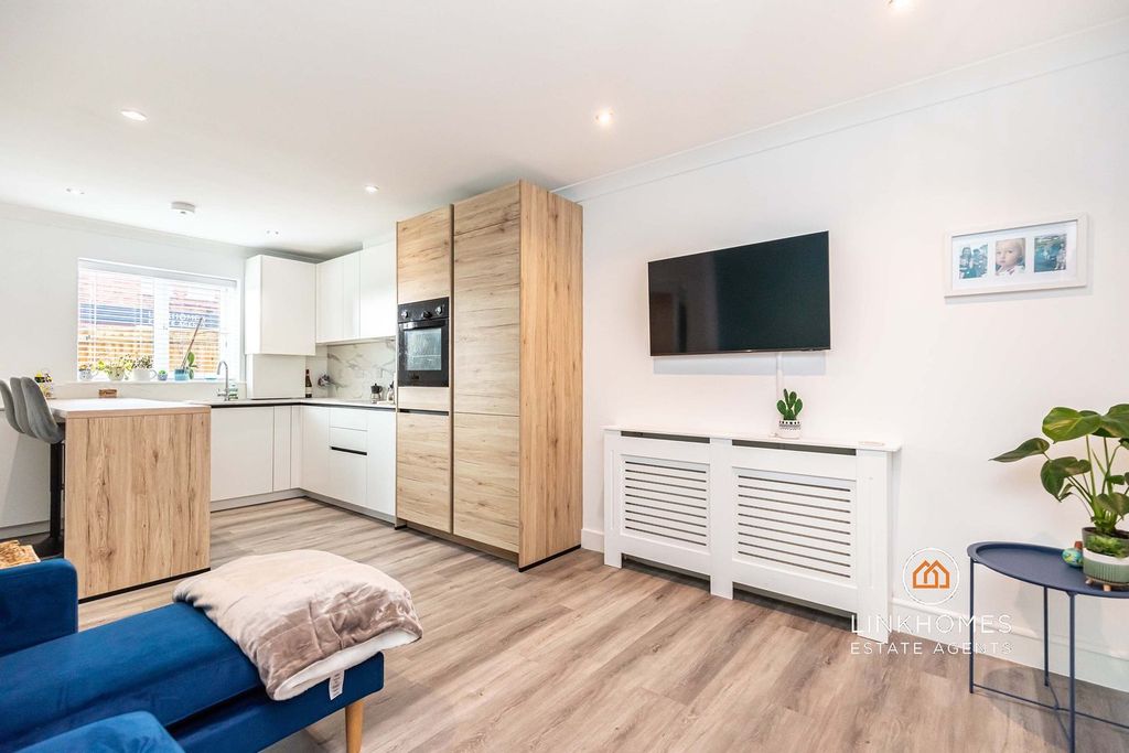 Property photo 3 of 27