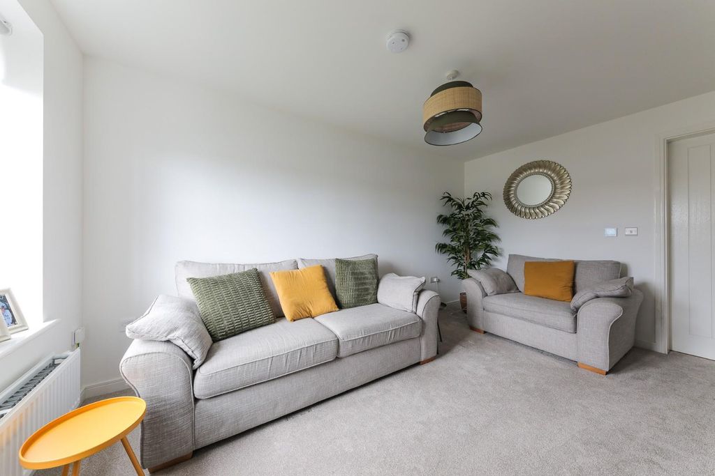 Property photo 3 of 15 Lounge