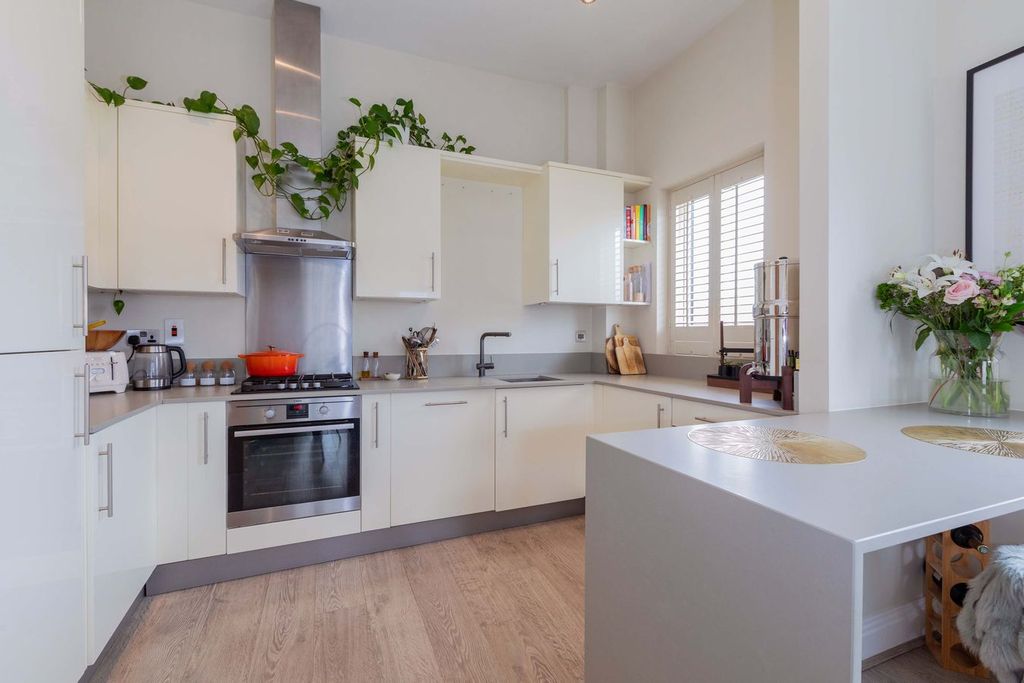 Additional image 2 of 2 bed flat for saleKingfisher Drive, Maidenhead SL6