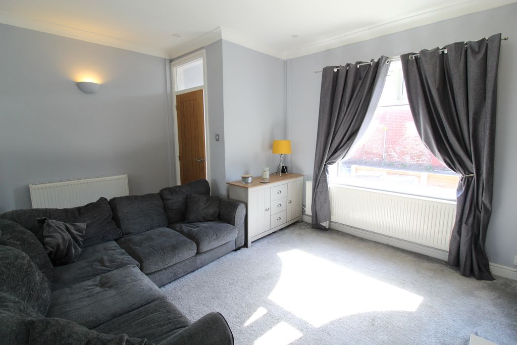 Property photo 3 of 13 Lounge