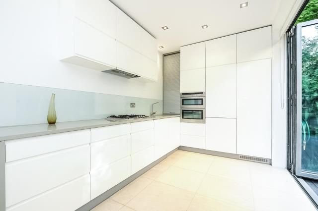 Property photo 3 of 10 Kitchen