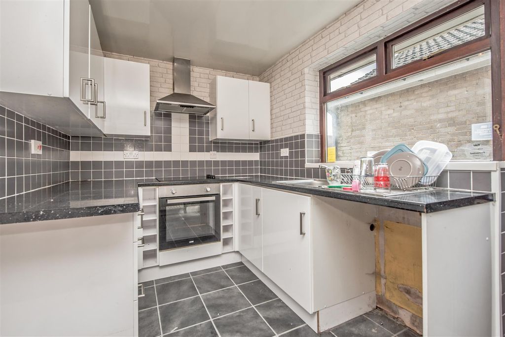 Property photo 3 of 19 Fitted Kitchen: