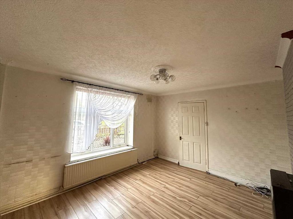 Property photo 3 of 16 Entrance Hall: