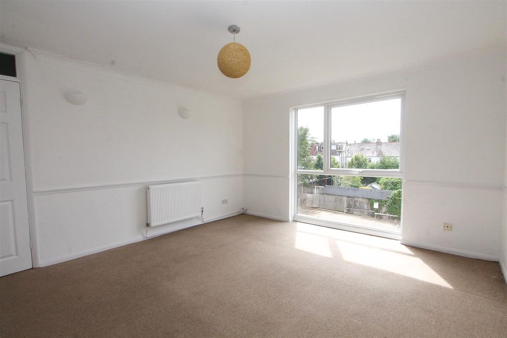 Property photo 2 of 12 Fd82cd54-Cadf-44B3-B6B0-c7512140c2d6.Jpg