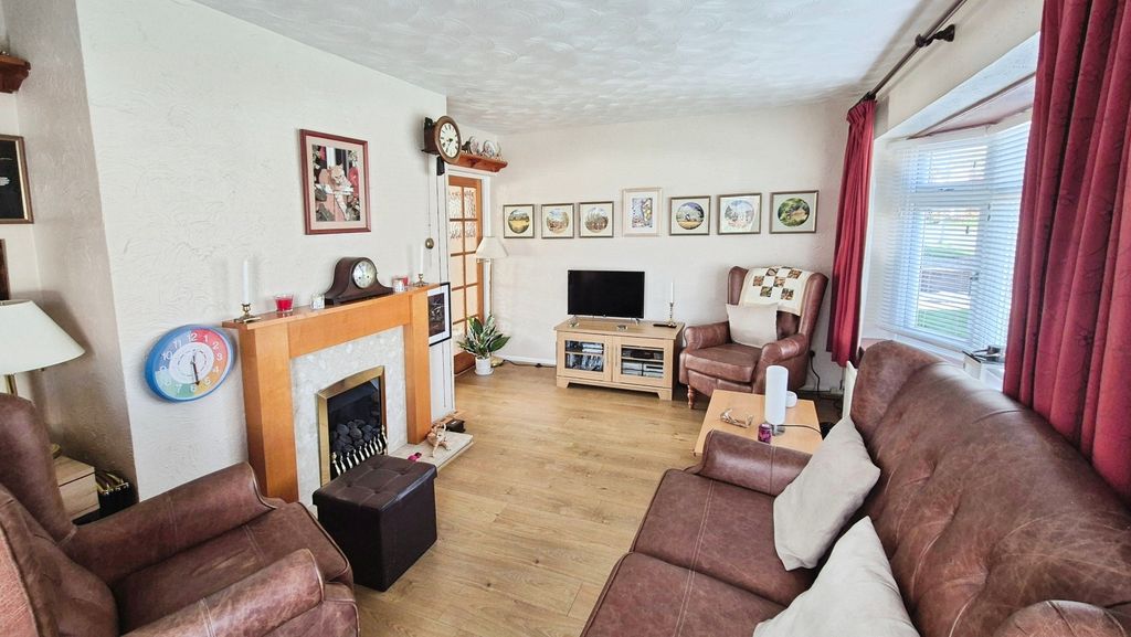 Property photo 2 of 17 Lounge