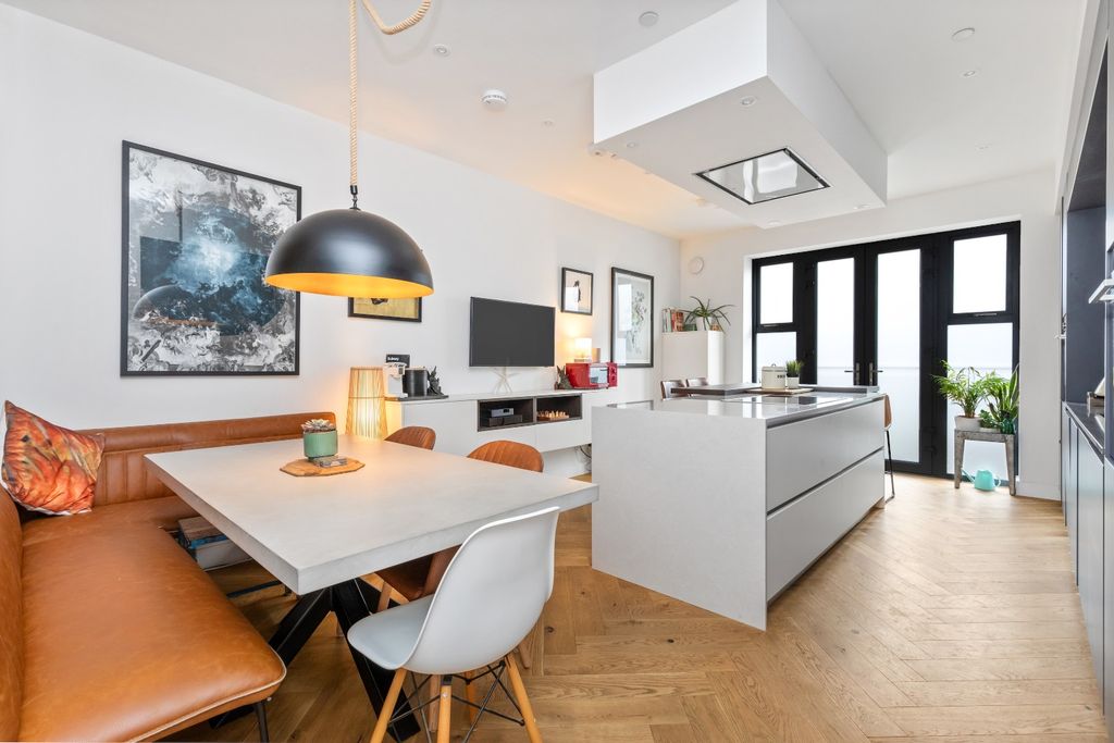 Property photo 2 of 13 3853063