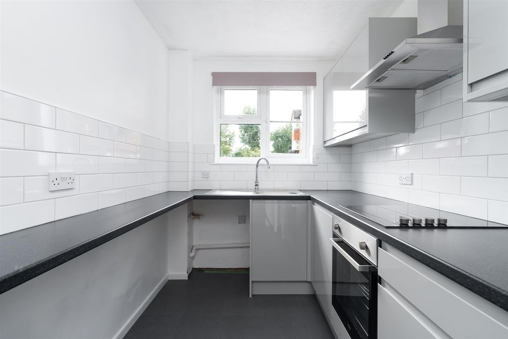 Property photo 3 of 11 Kitchen