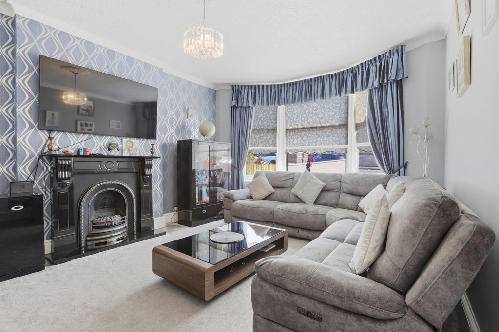 Property photo 2 of 32