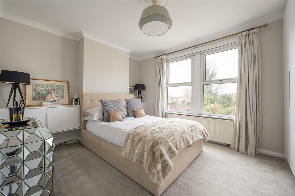 Property photo 3 of 25 Winchester Road, E4