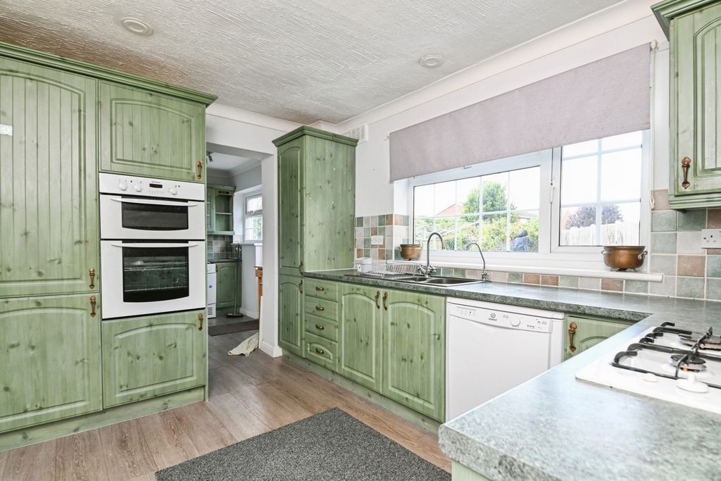 Property photo 3 of 17 Kitchen