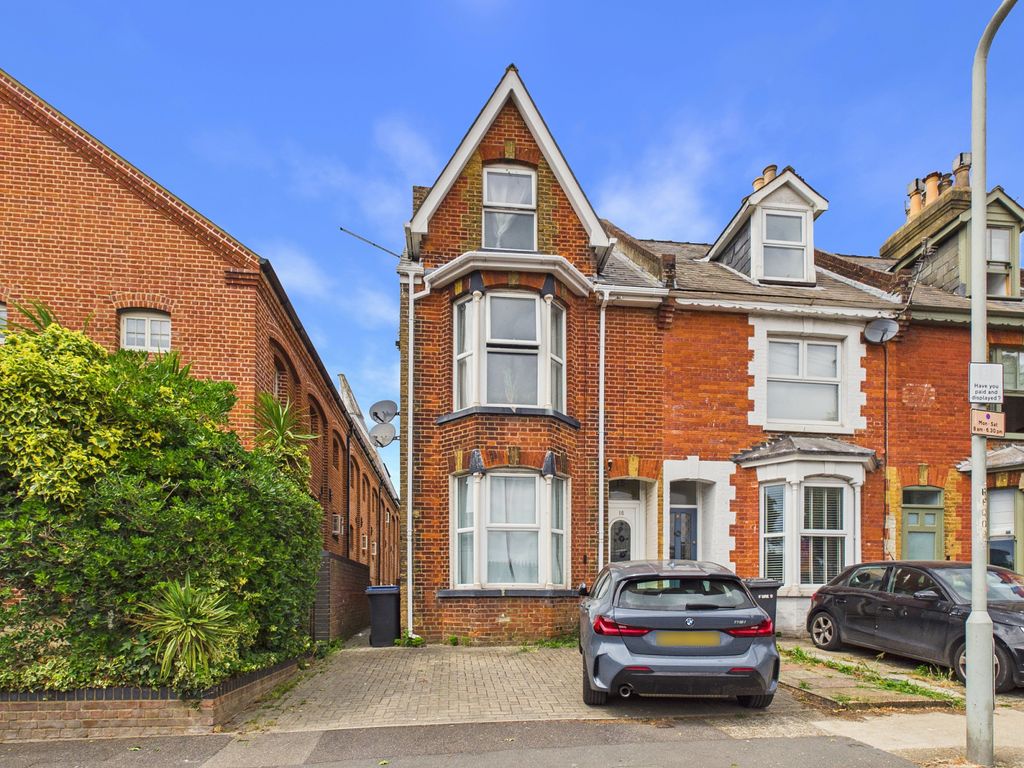 Property photo 1 of 8 Roper Road, Canterbury