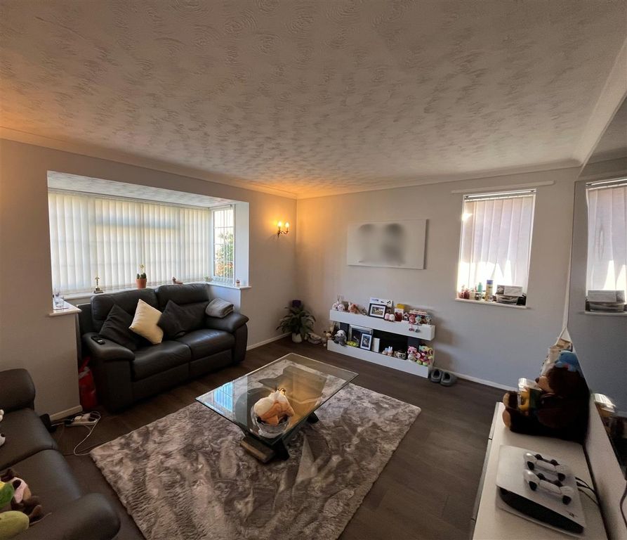 Property photo 2 of 19 Lounge