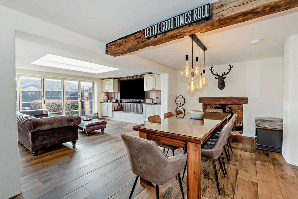 Property photo 2 of 24 8680597-Interior11-800.Jpg