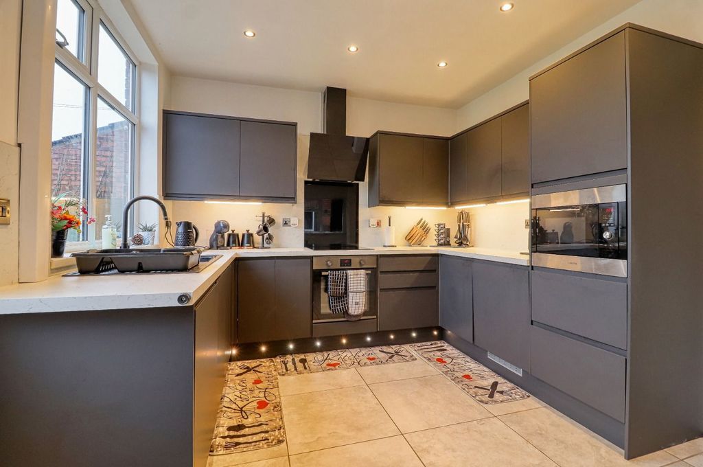 Property photo 2 of 11 Kitchen