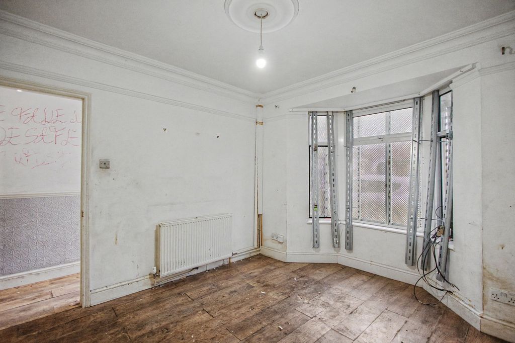Property photo 3 of 15 20 Khartoum Road, Plaistow, London E13 8Rf