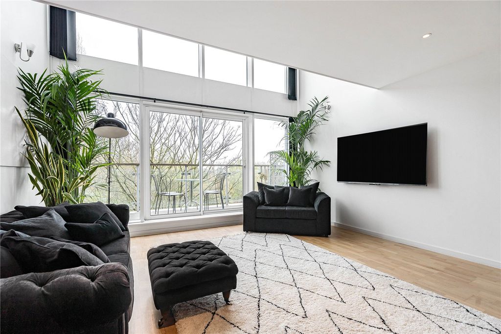 Property photo 3 of 21 Reception