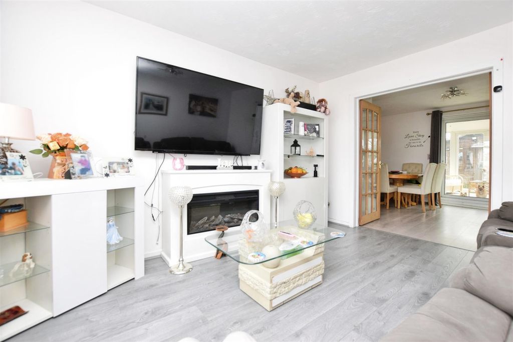 Property photo 3 of 20 Lounge Bed 1 V2.Jpg