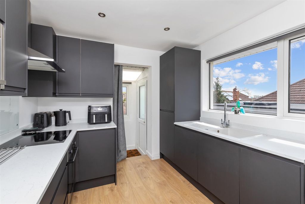 Property photo 2 of 12 Oakdene Crescent-3.Jpg